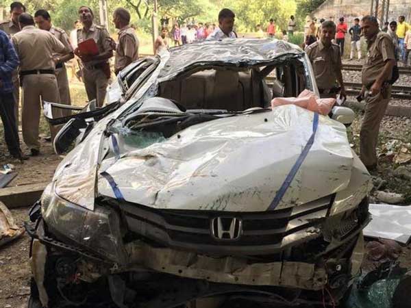 ಫ್ಲೈಓವರ್‌ನಿಂದ ಬಿದ್ದ ಕಾರು- ಇಬ್ಬರು ವಿದ್ಯಾರ್ಥಿಗಳು ದುರ್ಮರಣ