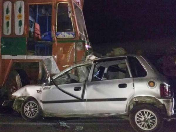 ಕಾರು ಮತ್ತು ಲಾರಿ ನಡುವೆ ಡಿಕ್ಕಿ- 6 ಮಂದಿ ದುರ್ಮರಣ