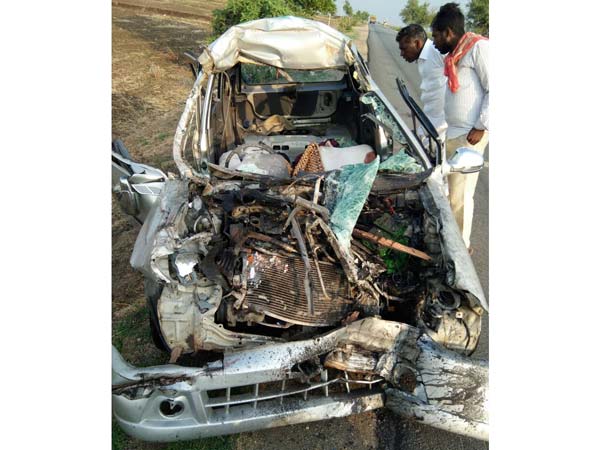 ಕಾರು ಮತ್ತು ಲಾರಿ ನಡುವೆ ಡಿಕ್ಕಿ- 6 ಮಂದಿ ದುರ್ಮರಣ