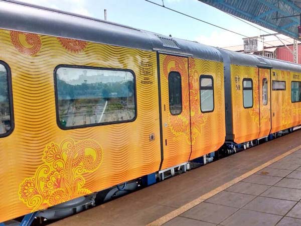 ಕಿಡಿಗೇಡಿಗಳ ಅಟ್ಟಹಾಸ -ತೇಜಸ್ ರೈಲಿನ ಸ್ಥಿತಿ ಕಂಡ ಅಧಿಕಾರಿಗಳಿಗೆ ಆಗಿತ್ತು ಶಾಕ್..!!