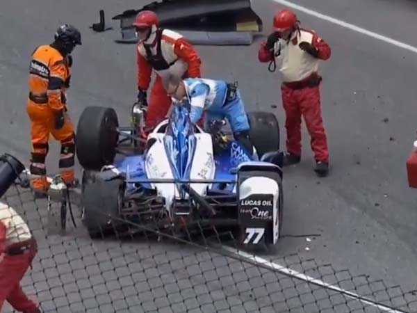 ಟ್ರ್ಯಾಕ್‌ನಲ್ಲಿ ತಪ್ಪಿದ ನಿಯಂತ್ರಣ- ಇಂಡಿ 500 ಮೋಟಾರ್ ರೇಸ್‌ನಲ್ಲಿ ಕಾರ್ ಪೀಸ್ ಪೀಸ್..!!