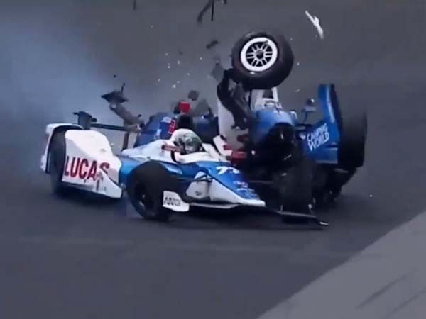 ಟ್ರ್ಯಾಕ್‌ನಲ್ಲಿ ತಪ್ಪಿದ ನಿಯಂತ್ರಣ- ಇಂಡಿ 500 ಮೋಟಾರ್ ರೇಸ್‌ನಲ್ಲಿ ಕಾರ್ ಪೀಸ್ ಪೀಸ್..!!