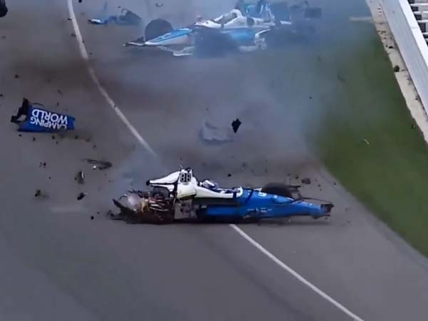 ಟ್ರ್ಯಾಕ್‌ನಲ್ಲಿ ತಪ್ಪಿದ ನಿಯಂತ್ರಣ- ಇಂಡಿ 500 ಮೋಟಾರ್ ರೇಸ್‌ನಲ್ಲಿ ಕಾರ್ ಪೀಸ್ ಪೀಸ್..!!