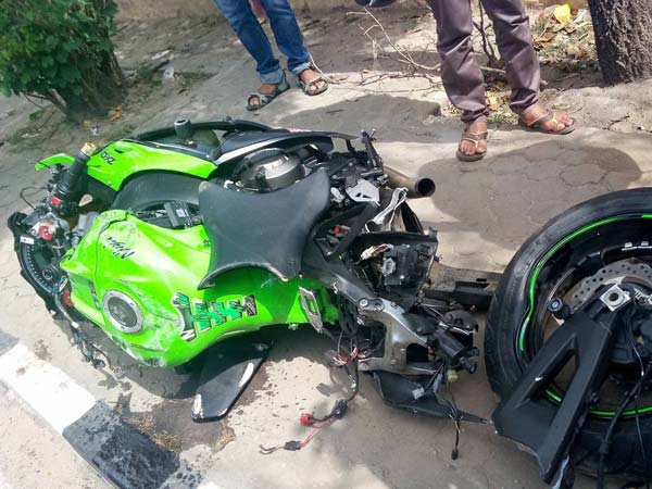 ಬೆಂಗಳೂರಿನಲ್ಲಿ ನೆಡೆದ ಕವಾಸಕಿ ನಿಂಜಾ ಝಡ್ಎಕ್ಸ್-10ಆರ್ ಅಪಘಾತ ಚಿತ್ರಗಳು