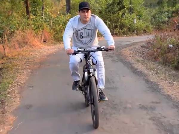 ವಿಶ್ವ ಪರಿಸರ ದಿನಾಚರಣೆಯ ಸ್ಪೆಷಲ್- ‘ಬಿಯಿಂಗ್ ಹ್ಯೂಮನ್’ಸೈಕಲ್ ಬಿಡುಗಡೆ ಮಾಡಿದ ಸಲ್ಲು..!!