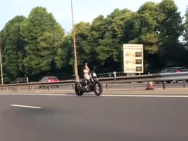 ಸವಾರನಿಲ್ಲದೇ ಓಡಿದ ಬೈಕ್- ಸಾಮಾಜಿಕ ಜಾಲತಾಣಗಳಲ್ಲಿ ವಿಡಿಯೋ ವೈರಲ್..!!