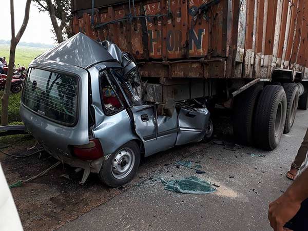 ನಿಂತಿದ್ದ ಲಾರಿಗೆ ಕಾರು ಡಿಕ್ಕಿ- ಭೀಕರ ಅಪಘಾತದಲ್ಲಿ ಮೂವರು ದುರ್ಮರಣ