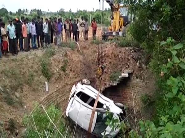 ಬೈಕ್ ಮತ್ತು ಮಾರುತಿ ರಿಟ್ಜ್ ನಡುವೆ ಅಪಘಾತ- ಬೈಕ್‌ನಲ್ಲಿದ್ದ ಮೂವರು ದುರ್ಮರಣ