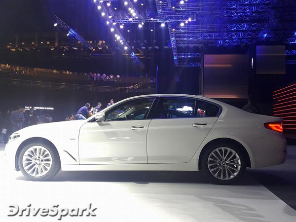 ಬಹುನಿರೀಕ್ಷಿತ 5ನೇ ಸರಣಿಯ ಬಿಎಂಡಬ್ಲ್ಯು ಕಾರು ಬೆಂಗಳೂರಿನಲ್ಲಿ ಬಿಡುಗಡೆ