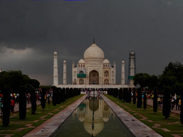 ತಾಜ್‌ಮಹಲ್ ಸುತ್ತಮುತ್ತ ಡೀಸೆಲ್ ಮತ್ತು ಪೆಟ್ರೋಲ್ ವಾಹನಗಳ ಸಂಚಾರ ನಿಷೇದ