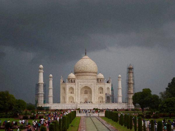 ತಾಜ್‌ಮಹಲ್ ಸುತ್ತಮುತ್ತ ಡೀಸೆಲ್ ಮತ್ತು ಪೆಟ್ರೋಲ್ ವಾಹನಗಳ ಸಂಚಾರ ನಿಷೇದ