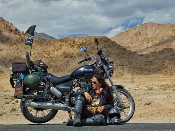 ರಸ್ತೆಯಲ್ಲಿನ ಗುಂಡಿಗೆ ಮಹಿಳಾ ಬೈಕರ್ ಜಾಗೃತಿ ವಿರಾಜ್ ಬಲಿ