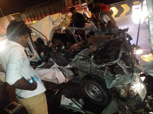 ನಿಂತಿದ್ದ ಲಾರಿಗೆ ಡಿಕ್ಕಿ ಹೊಡೆದ ಓಲಾ ಕ್ಯಾಬ್- ಇಬ್ಬರು ಸ್ಥಳದಲ್ಲೇ ಸಾವು