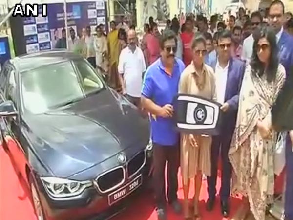 ಭಾರತ ಕ್ರಿಕೆಟ್ ತಂಡದ ನಾಯಕಿ ಮಿಥಾಲಿ ರಾಜ್‌ಗೆ ಬಿಎಂಡಬ್ಲ್ಯು ಕಾರು ಗಿಫ್ಟ್ !!