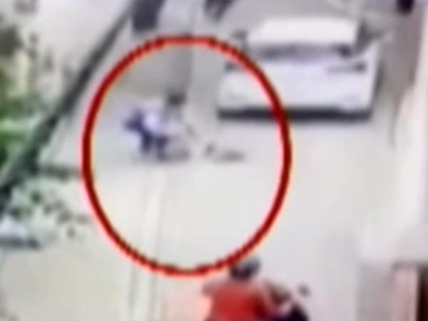 ಇಯರ್‌ ಫೋನ್ಸ್‌ ತಂದ ಅವಾಂತರ- ಮಗುವಿನ ಮೇಲೆ ಕಾರು ಹರಿಸಿದ ಮಹಿಳೆ..!!