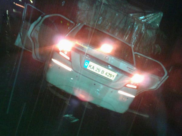 ನಿಂತಿದ್ದ ಲಾರಿಗೆ ಡಿಕ್ಕಿ ಹೊಡೆದ ಸ್ವಿಫ್ಟ್ ಕಾರ್- ಐವರು ದುರ್ಮರಣ