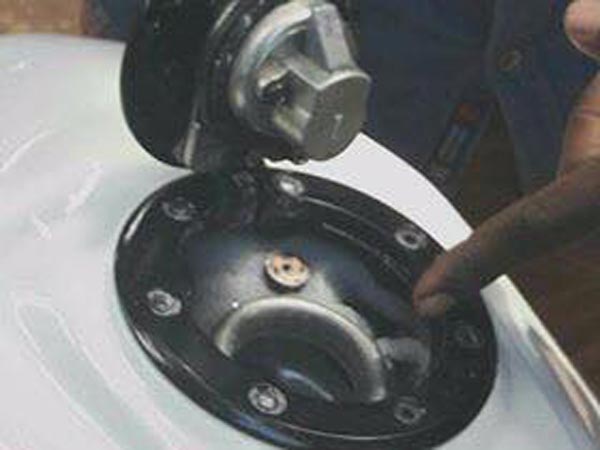 ಕೆಟಿಎಂ ಬೈಕ್ ಓಡಿಸಿದ ಎಂಬ ಕಾರಣ ನೀಡಿ ಇಂಧನದ ಟ್ಯಾಂಕಿಗೆ ಉಪ್ಪು ಸುರಿದ ಪೊಲೀಸ್ !!