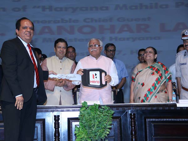 ಮಹಿಳಾ ಪೊಲೀಸರಿಗೆ 150 ಸ್ಕೂಟರ್‌‌ಗಳನ್ನು ವಿತರಣೆ ಮಾಡಿದ ಹೀರೋ 