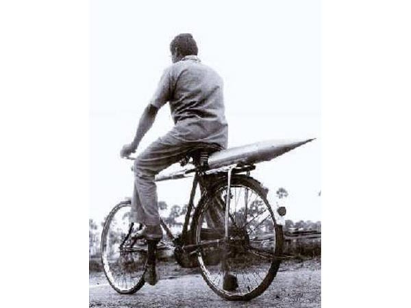 ಭಾರತದ ಮೊದಲ ರಾಕೆಟ್‌ ಸಾಗಿಸಲು ಸೈಕಲ್ ಬಳಸಿದ್ರು !!