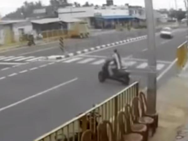 ರೋಡ್ ಕ್ರಾಸ್ ಮಾಡುವಾಗ ದುರಂತ- ಡೆಡ್ಲಿ ಅಪಘಾತ ಸಿಸಿಟಿವಿಯಲ್ಲಿ ಸೆರೆ..!