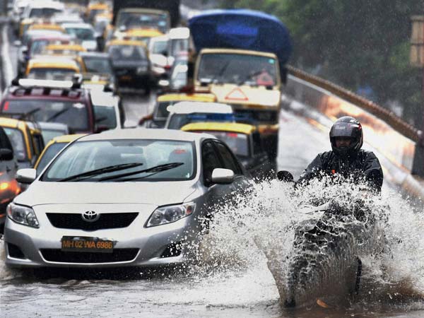 ಮಹಾ ಮಳೆಗೆ ಮುಂಬೈ ಜಲಾವೃತ- ಅಪಾಯದಿಂದ ಪಾರಾದ ಟಾಟಾ ಟಿಗೋರ್ ಚಾಲಕ