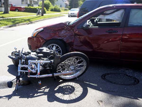 ಆಸ್ಪತ್ರೆ ಆವರಣದಲ್ಲಿ ಸಿಗರೇಟ್ ಸೇವನೆ- ಪ್ರಶ್ಸಿಸಿದ ಬೈಕ್ ಚಾಲಕ ಮೇಲೆ ಕಾರು ಹರಿಸಿ ಕೊಲೆ.!!