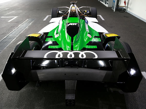 ಇ-ಟ್ರಾನ್ ಎಫ್ಇ 04 ಫಾರ್ಮುಲಾ ಎಲೆಕ್ಟ್ರಿಕ್ ರೇಸ್ ಕಾರನ್ನು ಅನಾವರಣಗೊಳಿಸಿದ ಆಡಿ