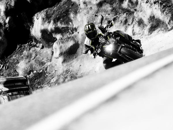 ಫ್ಯೂರ್ ಮೆಟಾಲಿಕ್ ಸ್ಪಾರ್ಕ್ ಬ್ಲ್ಯಾಕ್‌ನಲ್ಲಿ ಲಭ್ಯ ಕವಾಸಕಿ ಝಡ್900 