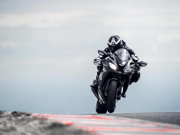 2018ರ ಕವಾಸಕಿ ಝೆಡ್‌ಎಕ್ಸ್ 10 ಆರ್‌ಆರ್ ಸೂಪರ್ ಬೈಕ್ ಅನಾವರಣ