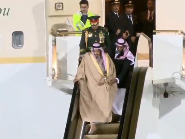 ಅರ್ಧಕ್ಕೆ ಕೈಕೊಟ್ಟ ಸೌದಿ ರಾಜನ ಚಿನ್ನದ ಎಸ್ಕಲೇಟರ್- ವಿಡಿಯೋ ವೈರಲ್..!