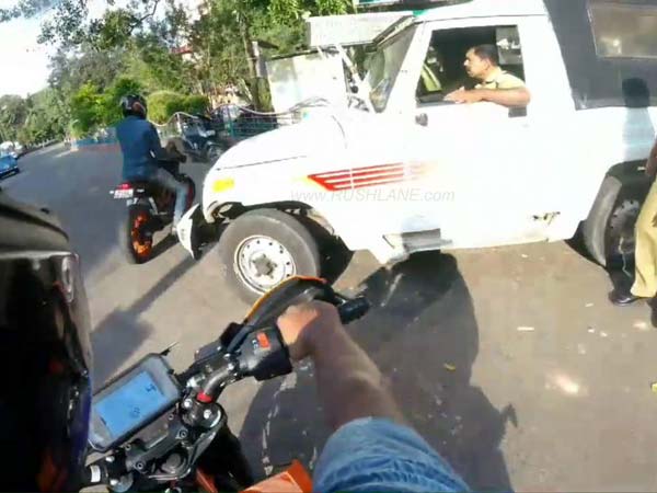 ಬೈಕ್ ಸವಾರನ ಜತೆ ಪೊಲೀಸರ ಕಿರಿಕ್- ಪ್ರಶ್ನಿದ್ದಕ್ಕೆ ಬಿತ್ತು ಭಾರೀ ದಂಡ