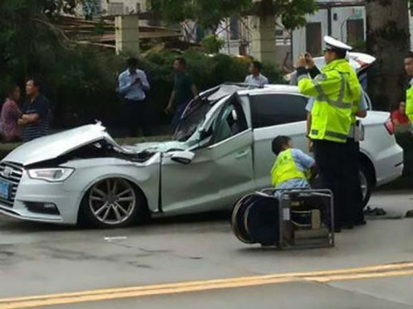 ಕ್ರೇನ್ ಬಿದ್ದು ಆಡಿ ಕಾರು ಅಪ್ಪಚ್ಚಿ- ಇನ್ನು ಕಾರು ಚಾಲಕನ ಸ್ಥಿತಿ..?