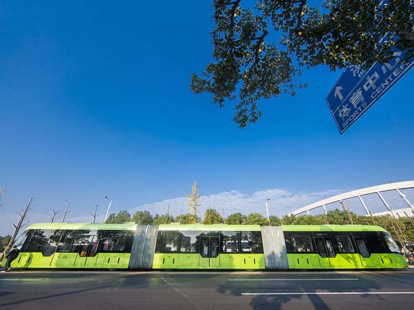 ಚೀನಾದಲ್ಲಿ ರಸ್ತೆಗಿಳಿದ ಜಗತ್ತಿನ ಮೊದಲ ಸ್ಮಾರ್ಟ್ ಟ್ರೈನ್ 