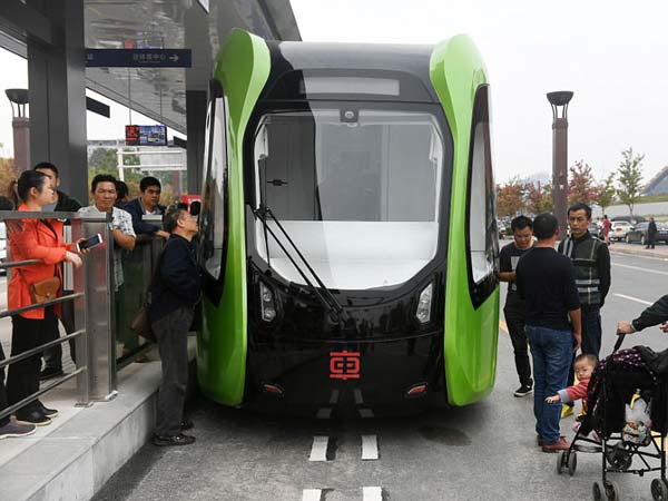 ಚೀನಾದಲ್ಲಿ ರಸ್ತೆಗಿಳಿದ ಜಗತ್ತಿನ ಮೊದಲ ಸ್ಮಾರ್ಟ್ ಟ್ರೈನ್ 