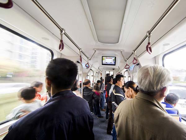 ಚೀನಾದಲ್ಲಿ ರಸ್ತೆಗಿಳಿದ ಜಗತ್ತಿನ ಮೊದಲ ಸ್ಮಾರ್ಟ್ ಟ್ರೈನ್ 