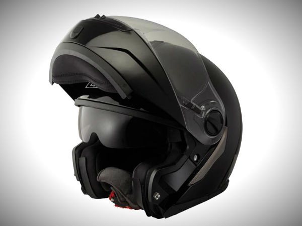 ರಸ್ತೆ ಬದಿ ಇದ್ದ ಹೆಲ್ಮೆಟ್‌ಗಳನ್ನು ಟ್ರಾಫಿಕ್ ಪೊಲೀಸರು ಒಡೆದು ಹಾಕಿದ್ದೇಕೆ?