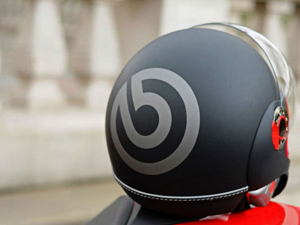 ರಸ್ತೆ ಬದಿ ಇದ್ದ ಹೆಲ್ಮೆಟ್‌ಗಳನ್ನು ಟ್ರಾಫಿಕ್ ಪೊಲೀಸರು ಒಡೆದು ಹಾಕಿದ್ದೇಕೆ?