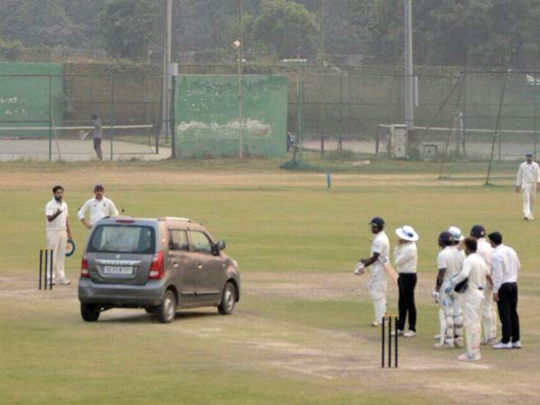 ರಣಜಿ ಪಂದ್ಯದ ವೇಳೆ ಕ್ರೀಡಾಂಗಣದಲ್ಲಿ ಕಾರು ನುಗ್ಗಿಸಿ ಅವಾಂತರ ಸೃಷ್ಠಿಸಿದ ಭೂಪ..!!