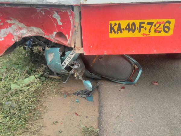 ಸ್ಕೂಟಿಗೆ ಡಿಕ್ಕಿ ಹೊಡೆದ ಕೆಎಸ್‍ಆರ್‍ಟಿಸಿ ; ಅಕ್ಕ ತಮ್ಮ ಸ್ಥಳದಲ್ಲಿಯೇ ಸಾವು