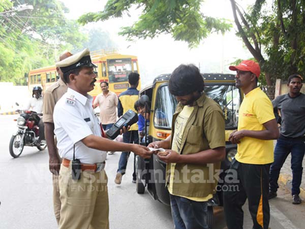 ಸ್ಪ್ಲೆಂಡರ್ ಪ್ಲಸ್ ಬೈಕಿಗೆ 10,800 ರೂ ದಂಡ ಹಾಕಿದ್ರು !! ನಗರದಲ್ಲಿ ನಡೀತಿದೆ 'ಆಪರೇಷನ್ ಚೀತಾ' ಸ್ಪ್ಲೆಂಡರ್ ಪ್ಲಸ್ ಬೈಕಿಗೆ 10,800 ರೂ ದಂಡ ಹಾಕಿದ್ರು !! ನಗರದಲ್ಲಿ ನಡೀತಿದೆ 'ಆಪರೇಷನ್ ಚೀತಾ'