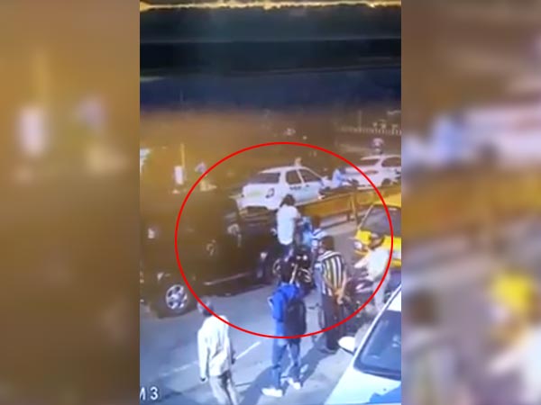 ಬೈಕ್ ಸವಾರನ ಮೇಲೆ ಹಲ್ಲೆ ಮಾಡಿದ ಕಾರು ಮಾಲೀಕನ ವಿಡಿಯೋ ವೈರಲ್ ಬೈಕ್ ಸವಾರನ ಮೇಲೆ ಹಲ್ಲೆ ಮಾಡಿದ ಕಾರು ಮಾಲೀಕನ ವಿಡಿಯೋ ವೈರಲ್