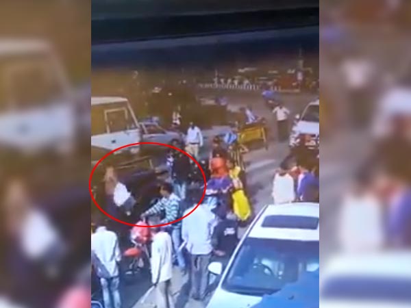 ಬೈಕ್ ಸವಾರನ ಮೇಲೆ ಹಲ್ಲೆ ಮಾಡಿದ ಕಾರು ಮಾಲೀಕನ ವಿಡಿಯೋ ವೈರಲ್ ಬೈಕ್ ಸವಾರನ ಮೇಲೆ ಹಲ್ಲೆ ಮಾಡಿದ ಕಾರು ಮಾಲೀಕನ ವಿಡಿಯೋ ವೈರಲ್