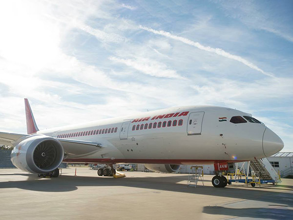 ರನ್‌ ವೇನಲ್ಲಿಯೇ ವಿಮಾನ ಬಿಟ್ಟು ಹೋದ ಪೈಲಟ್- ಪರದಾಟಿದ ಪ್ರಯಾಣಿಕರು