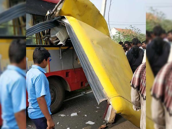 ಮೊಬೈಲ್‌ನಲ್ಲಿ ಮಾತನಾಡುತ್ತಾ ಬಸ್‌ಗೆ ಡಿಕ್ಕಿ ಹೊಡೆದ ಶಾಲಾ ಬಸ್ ಚಾಲಕ: 6 ವರ್ಷದ ವಿದ್ಯಾರ್ಥಿ ಸಾವು