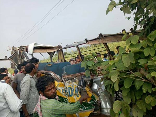 ಮೊಬೈಲ್‌ನಲ್ಲಿ ಮಾತನಾಡುತ್ತಾ ಬಸ್‌ಗೆ ಡಿಕ್ಕಿ ಹೊಡೆದ ಶಾಲಾ ಬಸ್ ಚಾಲಕ: 6 ವರ್ಷದ ವಿದ್ಯಾರ್ಥಿ ಸಾವು