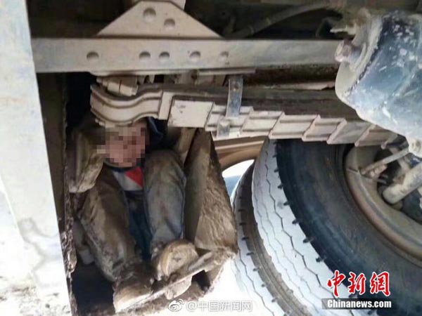 ವೈರಲ್ ಆಯ್ತು ಬಸ್ ಅಡಿಯಲ್ಲಿ ಕುಳಿತು ಪ್ರಯಾಣ ಮಾಡಿದ ಬಾಲಕರ ವಿಡಿಯೋ