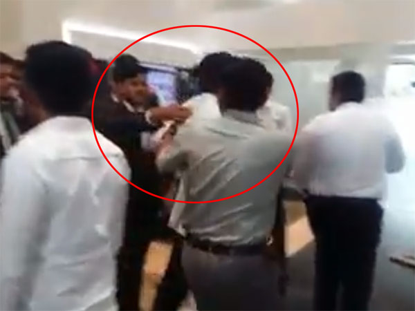 ಜೀಪ್ ಕಂಪಾಸ್ ಕಾರು ಖರೀದಿಸಿದಕ್ಕೆ, 'ಏಟು' ಗಿಫ್ಟ್ ಕೊಟ್ಟ ದೆಹಲಿ ಶೋರೂಂ ಸಿಬ್ಬಂದಿ !!