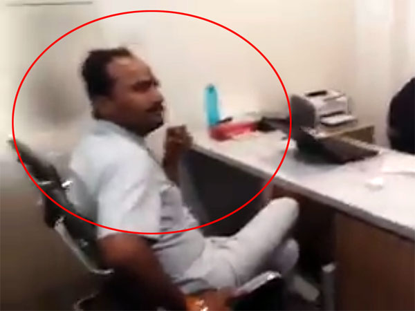 ಜೀಪ್ ಕಂಪಾಸ್ ಕಾರು ಖರೀದಿಸಿದಕ್ಕೆ, 'ಏಟು' ಗಿಫ್ಟ್ ಕೊಟ್ಟ ದೆಹಲಿ ಶೋರೂಂ ಸಿಬ್ಬಂದಿ !!