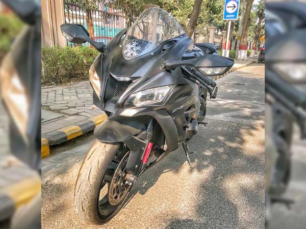 ಅಪಘಾತಕ್ಕಿಡಾದ ಸೂಪರ್ ಬೈಕ್- ಹೆಲ್ಮೆಟ್ ತೆಗೆಯಲಾಗದೆ ಸವಾರ ಸಾವು