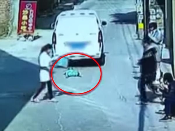 ಪ್ರಪಂಚದ ಅದೃಷ್ಟವಂತ ಮಗುವಿನ ಬಗ್ಗೆ ತಿಳಿದುಕೊಳ್ಳಲು ಈ ವಿಡಿಯೋ ನೋಡಿ !!